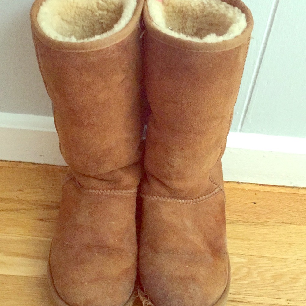 Tan tall uggs